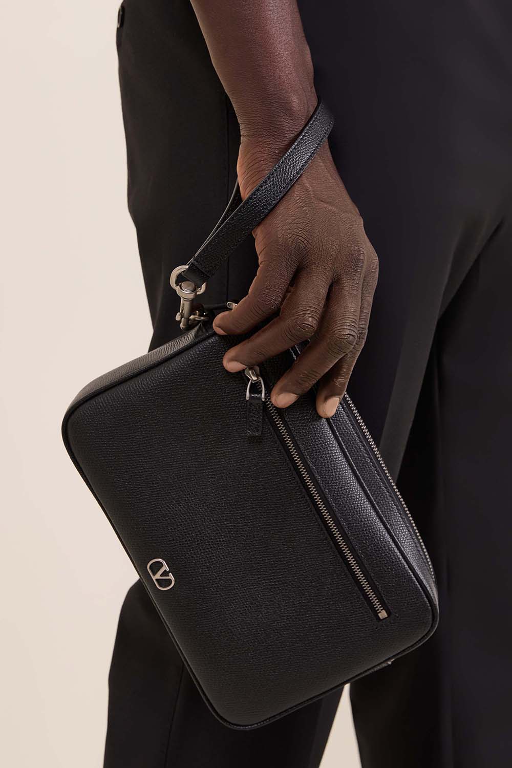 תמונת כל הלוק של תיק פאוץ'